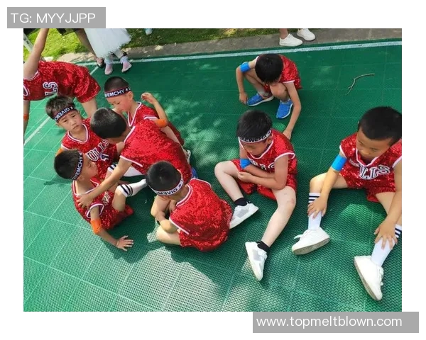 足球场上的小球星们展现非凡才华,未来之星的璀璨光芒逐渐崭露头角